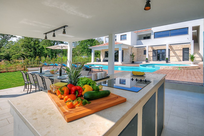Villa mit privatem Pool, minimalistischem Garten und Whirlpool, Villa Onyx - Istria Sinožići