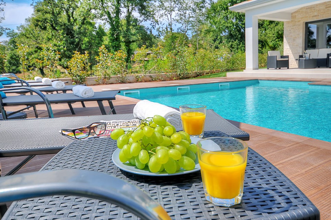 Villa mit privatem Pool, minimalistischem Garten und Whirlpool, Villa Onyx - Istria Sinožići